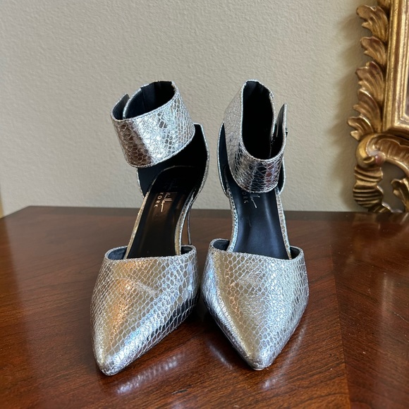 Nicole Miller embossed snake skin silver ankle strap heels - Picture 2 of 6